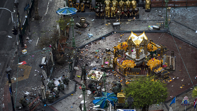זירת הפיגוע בבנגקוק, היום ואתמול (צילום: רויטרס) (צילום: רויטרס)