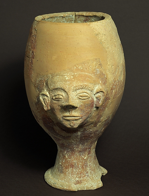 גביע חרס מעוטר בצביעה ובפני אדם, מתוך מטמון כלי פולחן בתל קשיש, מתוארך לתקופה הכנענית המאוחרת, המאה ה-13' לפנה"ס ()