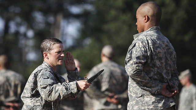 מתחילות להתברג לתפקידים קרביים. נשים בצבא ארה"ב (צילום: AFP PHOTO / HANDOUT / US ARMY / PFC. ANTONIO LEWIS ) (צילום: AFP PHOTO / HANDOUT / US ARMY / PFC. ANTONIO LEWIS )