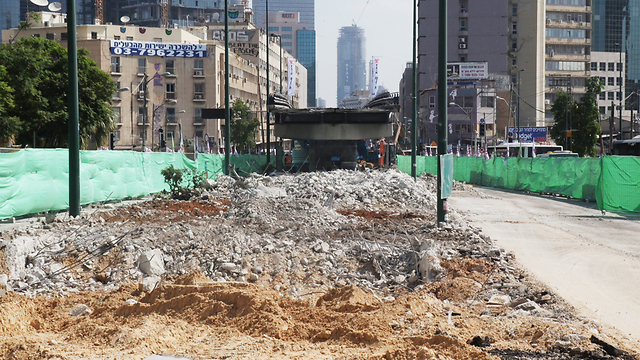 ההכנות לפיצוץ הגשר בתל אביב (צילום: מוטי קמחי) (צילום: מוטי קמחי)