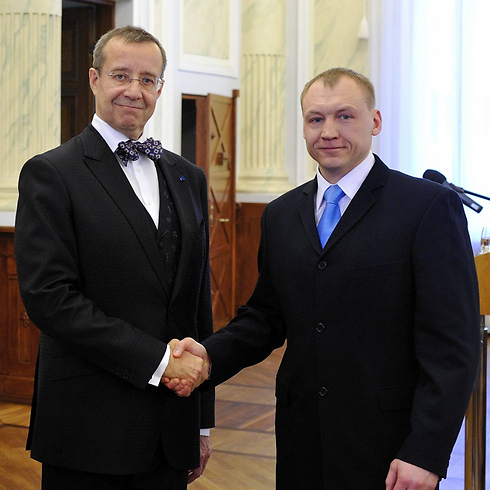נשיא אסטוניה תומס הנדריק אילבס (משמאל) עם קוחבר (צילום: AFP) (צילום: AFP)