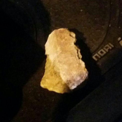 אבן שנזרקה על אחד הרכבים בכביש 45 (צילום: בנצי לייזרוביץ) (צילום: בנצי לייזרוביץ)