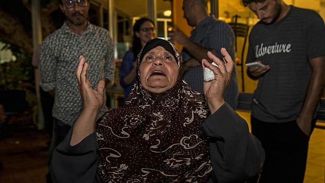 אמו של עלאן מקבלת את הבשורה מבג"ץ (צילום: AP) (צילום: AP)