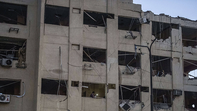 נזק רב לבניין סמוך מהדף הפיצוץ (צילום: AFP) (צילום: AFP)