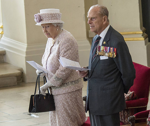 נדרה נדר שתקדיש את חייה לשירות האומה הבריטית. המלכה אליזבת ה-2 ובעלה הנסיך פיליפ (צילום: gettyimages) (צילום: gettyimages)