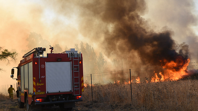 השריפה שפרצה אחרי נפילת אחת הרקטות בגליל העליון (צילום: אביהו שפירא) (צילום: אביהו שפירא)
