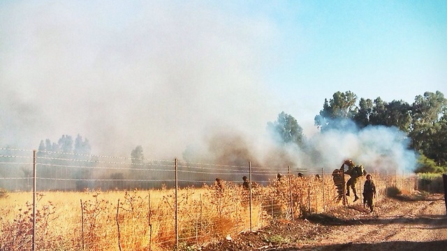 שריפה שפרצה בעקבות נפילת רקטה אתמול בגליל (צילום: חנה גילברט)
