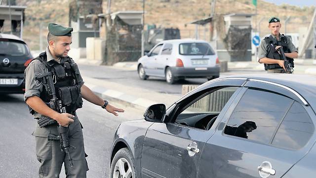 Border guard at Tapuach Junction checking Palestinian vehicle (Photo: Amit Shabi/Tal Shahar)