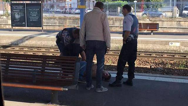 החשוד בפיגוע, אזוק בתחנת הרכבת. היה ברשימת חשודים בטרור (צילום: רויטרס) (צילום: רויטרס)