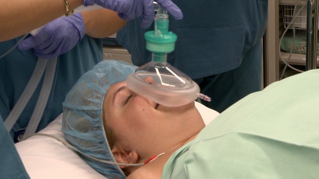 שירלי רוזן לפני תחילת הניתוח (צילום: ערוץ 10) (צילום: ערוץ 10)