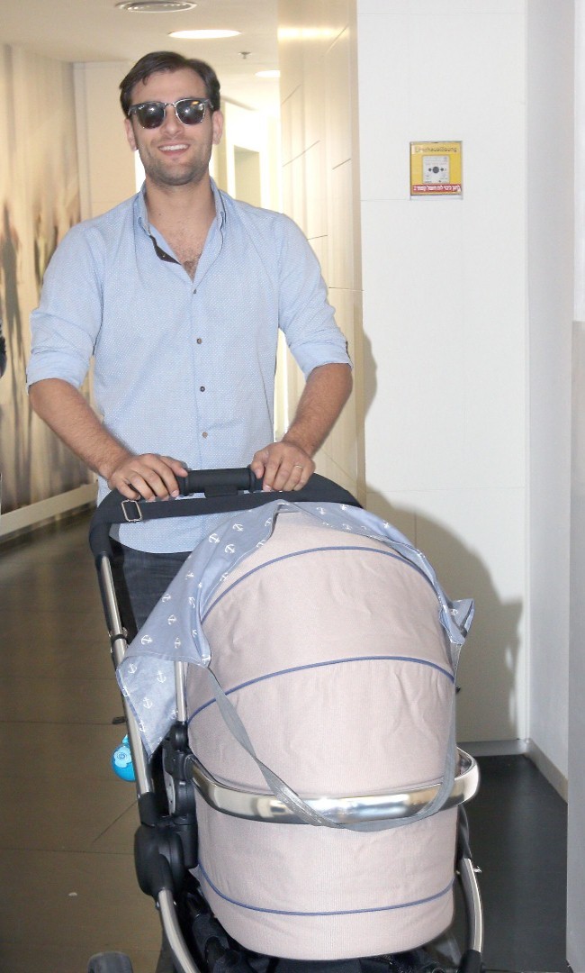 הנה אנחנו. נדב פלד ובעגלה הבייבי ליאו (צילום: ענת מוסברג)