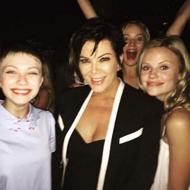 מי זו מאחורה נדחפה לתמונה?