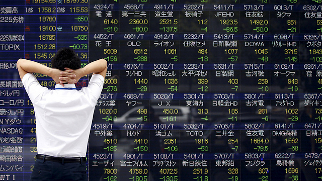 תופסים את הראש בבורסה ביפן (צילום: רויטרס) (צילום: רויטרס)