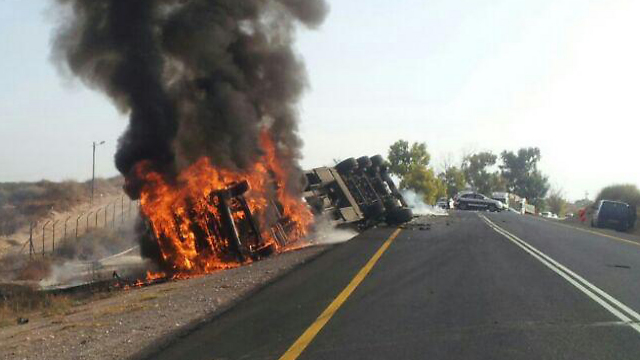המשאית עלתה באש. זירת התאונה, הבוקר (צילום:  דוברות מד"א) (צילום:  דוברות מד