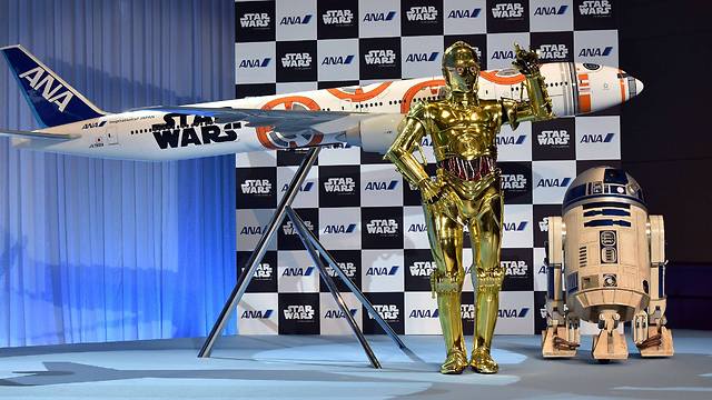 הרובוטים של "מלחמת הכוכבים" עם דגם המטוס החדש (צילום: AFP) (צילום: AFP)