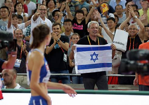 המאמן אלכס מרמן והמשלחת הישראלית מריעים מהיציע (צילום: AP) (צילום: AP)
