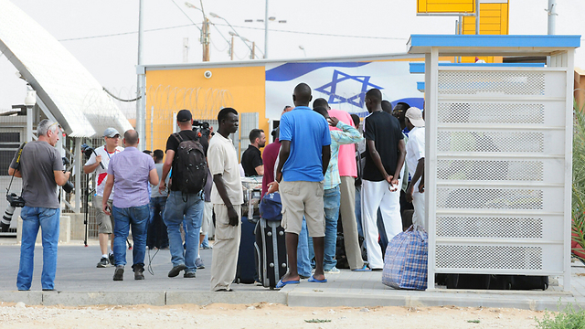 Asylum seekers leaving Holot (Photo: Herzl Yosef)