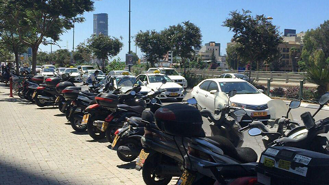 חניון האופנועים ביגאל אלון בתל אביב (צילום: יניב ויצמן) (צילום: יניב ויצמן)