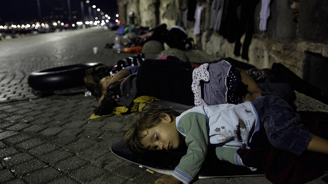 ישנים על המדרכות בקוס. מהגרים סורים (צילום: EPA) (צילום: EPA)