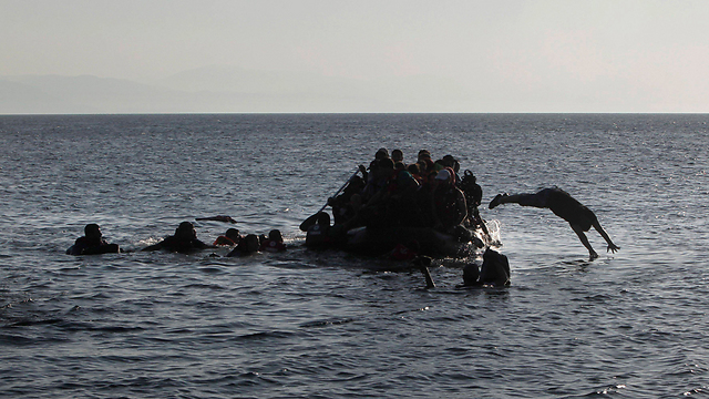 סירת מהגרים סורים בסמוך לאי היווני קוס (צילום: EPA) (צילום: EPA)