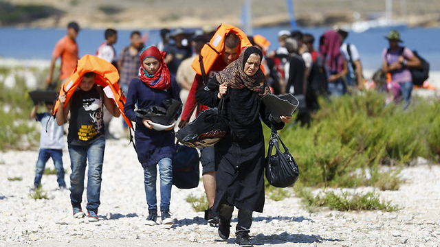 מהגרים שחולצו מהים על ידי משמר החופים הטורקי בדרכם ליוון (צילום: רויטרס) (צילום: רויטרס)
