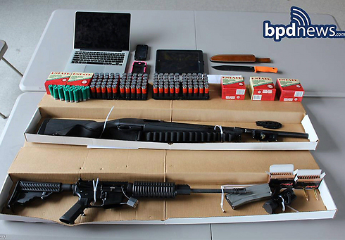 כלי נשק שנמצאו אצל החשודים (צילום: EPA) (צילום: EPA)