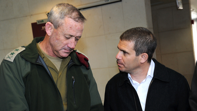 Hirsch, right, with former IDF chief Benny Gantz (Photo: Effi Sharir)
