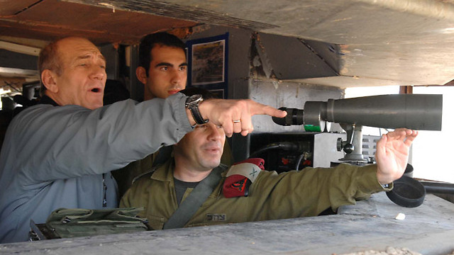 Prime Minister Ehud Olmert on a tour of the border with Lebanon (Photo: Moshe Milner)