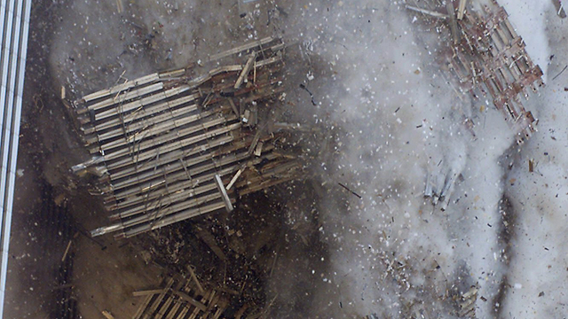 התמונות שנצרבו בזיכרון: מגדלי התאומים קורסים אחרי פגיעת המטוסים ב-2001 (צילום: AP) (צילום: AP)