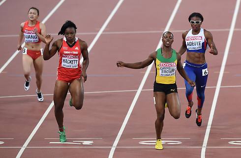 למרות שסטתה למסלול המקביל, תמשיך בתחרות. קמפבל-בראון (צילום: AFP) (צילום: AFP)