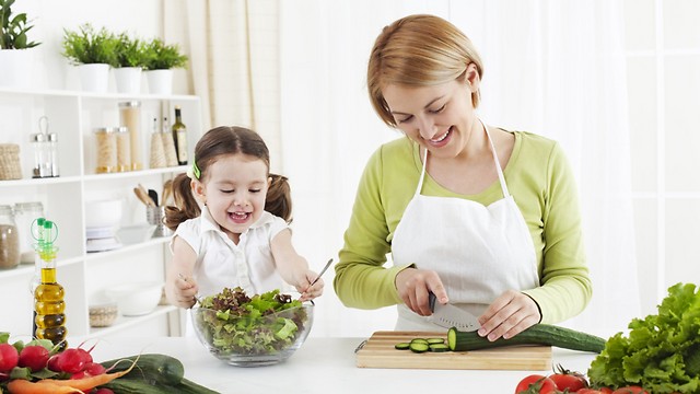 תנו לילדים לקחת חלק בהכנת ארוחה משפחתית (צילום: shutterstock) (צילום: shutterstock)