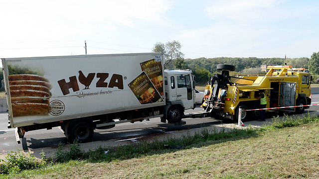 המשאית נלקחת לבדיקה (צילום: EPA) (צילום: EPA)