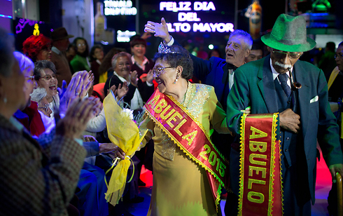 אדלה לואיזה, בת 75, ודוויד לונה, בן 72, זכו בתואר "הסבא וסבתא לשנת 2015" בלה פז, בירת בוליביה, במסגרת חגיגות יום האזרח הוותיק במדינה  (צילום: AP) (צילום: AP)