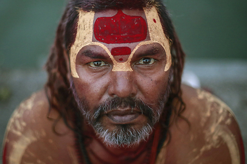 מאמין הינדי משתתף בפסטיבל "קומבה מלה" בעיר נאשיק שבהודו. הפסטיבל הדתי נערך מדי 12 שנה וכל פעם בעיר אחרת במדינה (צילום: רויטרס) (צילום: רויטרס)