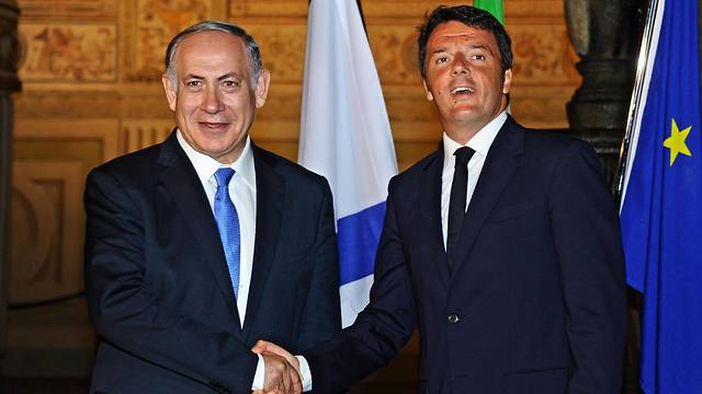 Netanyahu and Renzi shake hands at Palazzo Vecchio in Florence (Photo: AFP)
