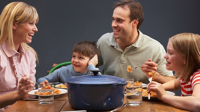 ארוחה משפחתית מהווה סביבה תומכת רגשית (צילום: shutterstock) (צילום: shutterstock)