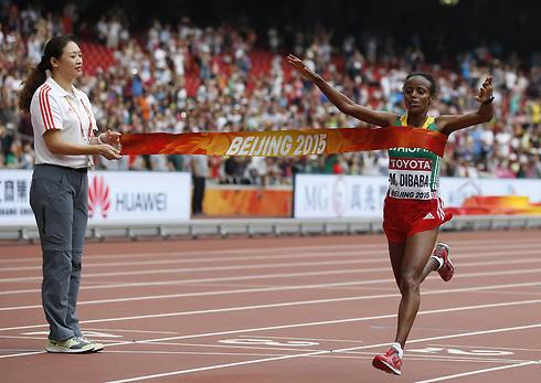 דיבאבה חוצה את קו הסיום. האתיופית הראשונה שזוכה בזהב במרתון באליפות העולם (צילום: רויטרס) (צילום: רויטרס)