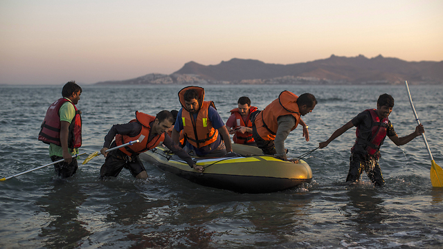 מהגרים מגיעים בסירת גומי לאי היווני קוס (צילום: gettyimages) (צילום: gettyimages)