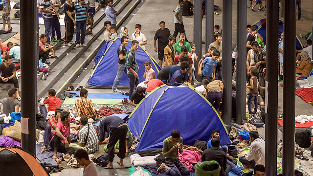 פליטים בתחנת הרכבת בבודפשט (צילום: EPA) (צילום: EPA)