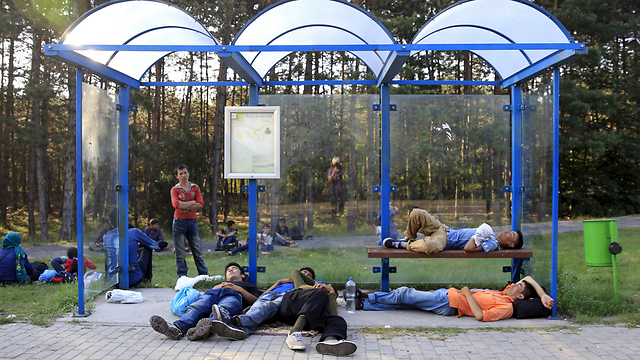 מהגרים בתחנה בכפר אסוטהלום בגבול הונגריה-סרביה (צילום: רויטרס) (צילום: רויטרס)