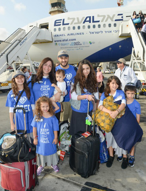 משפחת הולצר אחרי נחיתתה בישראל (צילום: שחר עזרן, באדיבות נפש בנפש) (צילום: שחר עזרן, באדיבות נפש בנפש)