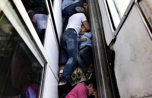 מצטופפים בקרונות במקדוניה בדרך לסרביה  (צילום: AFP) (צילום: AFP)