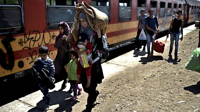 מי ברגל, מי ברכבת. במקדוניה  (צילום: AFP) (צילום: AFP)