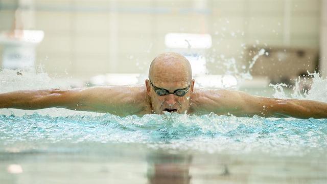 מחזקת ומאריכה שרירים. שחייה בכל גיל (צילום: shutterstock) (צילום: shutterstock)