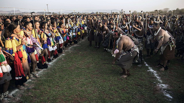 המלך מסוואטי השלישי קד בפני הנשים (צילום: AFP) (צילום: AFP)