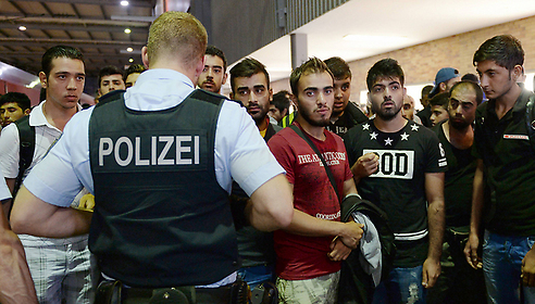 מהגרים ממתינים בתחנת הרכבת בבודפשט, היום (צילום: AFP)