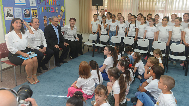 PM Netanyahu with first graders at Amirin elementary. (Photo: Avi Rokah)