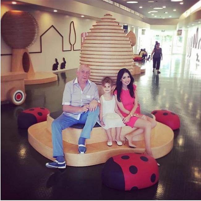 גם בית הספר שלכם היה נראה ככה? ההורים הגאים ניקול ראישמן ומיכאל צ'רנוי עם הבת מישל