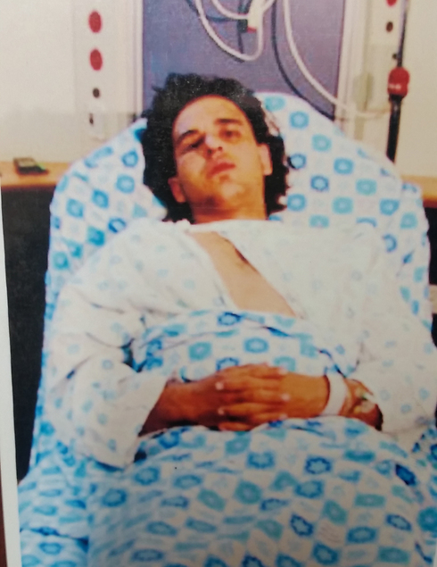 אבו ג'אמל בבית חולים, איבד את הכרתו (צילום: אלי מנדלבאום) (צילום: אלי מנדלבאום)