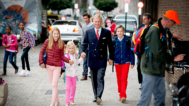 גם מלך בלגיה פיליפ ליווה את ילדיו לכיתה (צילום: MCT) (צילום: MCT)